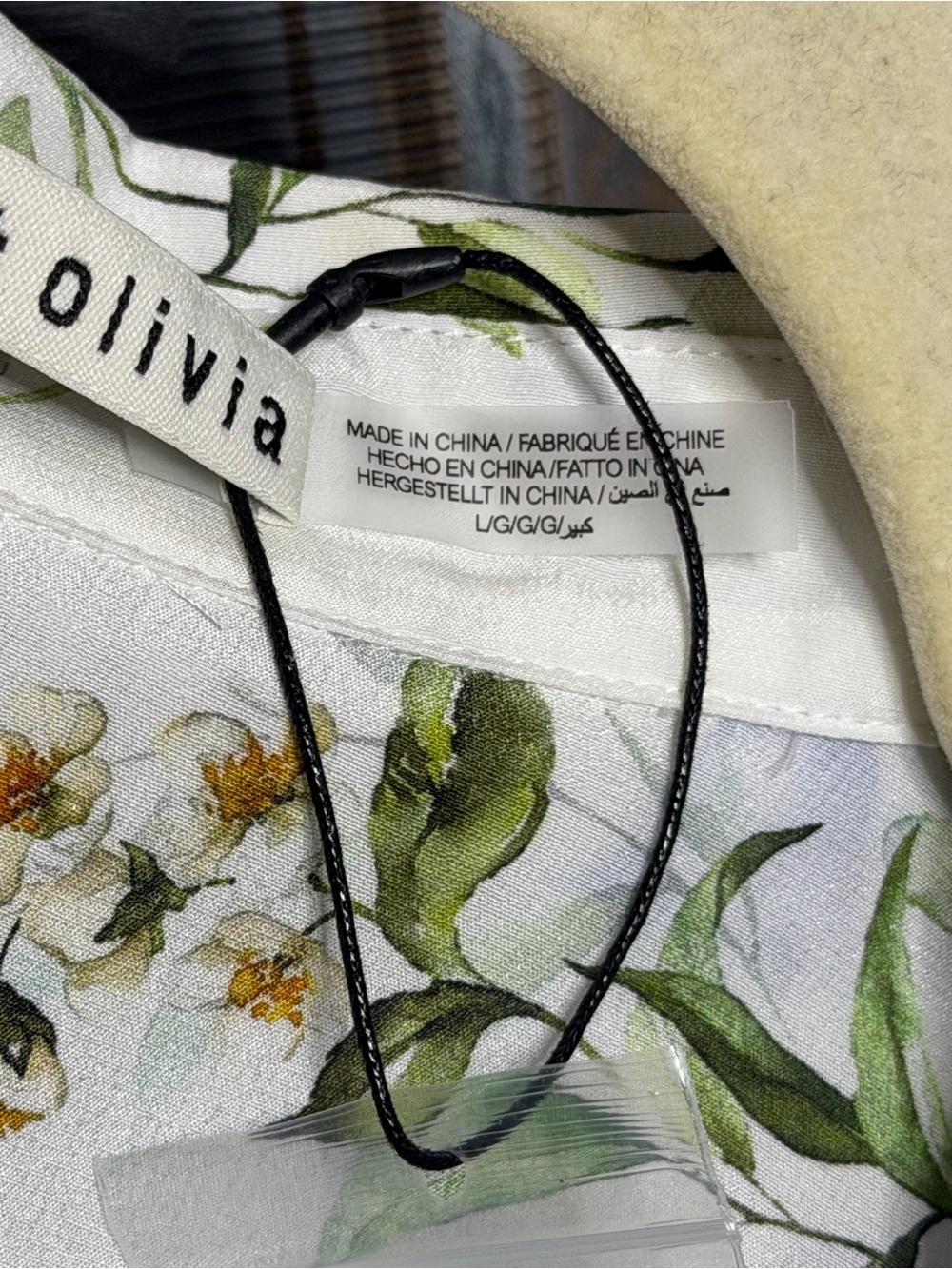 Alice + Olivia Twisting Vines Willa Placket Top - Picture 7 of 8